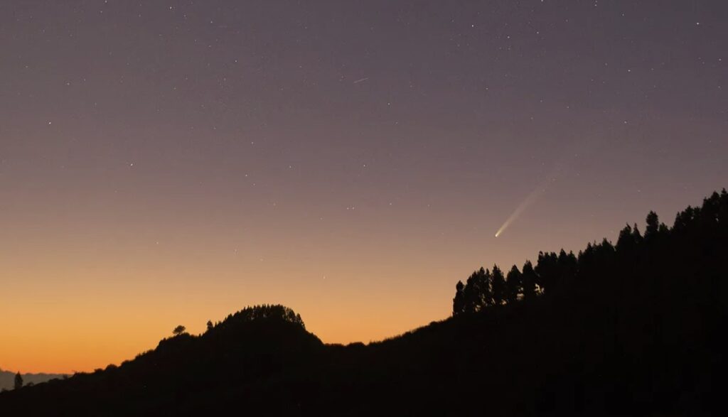 Comet Tsuchinshan-ATLAS streaks across the sky above Gran Canaria in the Canary Islands on Sept. 28. The photographer used a Canon 6D and 50mm lens at f/2.2 and ISO 3200 to take a 2.5-second exposure. Credit: Javier Falcón Quintana